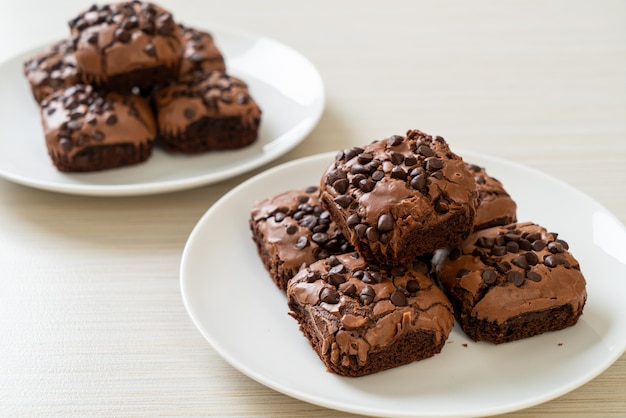 Photo dark chocolate brownies with chocolate chips on top