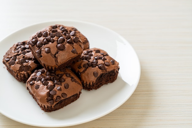 Brownies al cioccolato fondente con gocce di cioccolato in cima