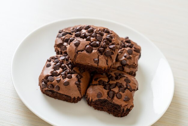 Dark chocolate brownies with chocolate chips on top