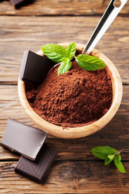 Темный шоколад и какао на деревянном столе