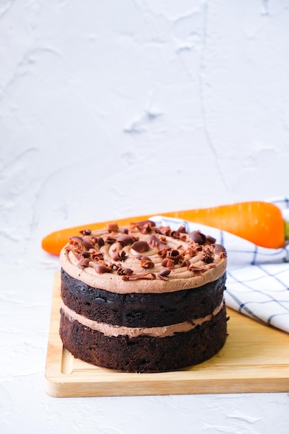 Морковный торт из темного шоколада с глазурью из сливочно-сырного шоколада