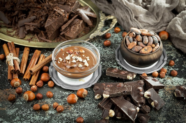 코코아 콩, 견과류, 오래 된 배경에 컴포지션에 다크 초콜릿.