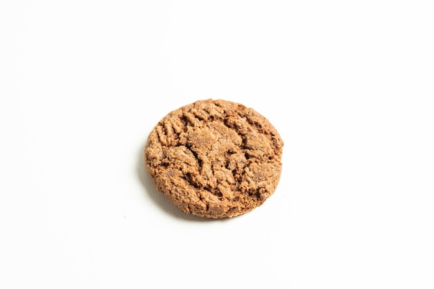 黒いチョコレートクッキーは白い背景に隔離されています