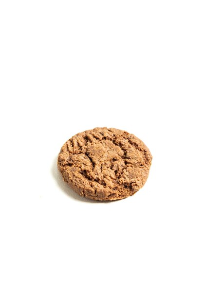 黒いチョコレートクッキーは白い背景に隔離されています
