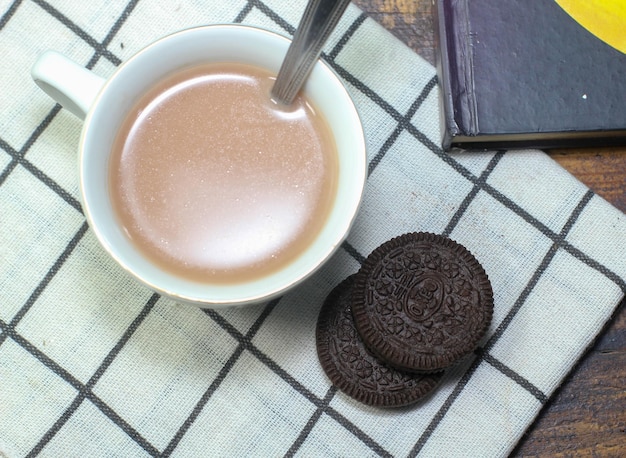 ダーク チョコレート クッキーとチョコレート ミルク 1 杯