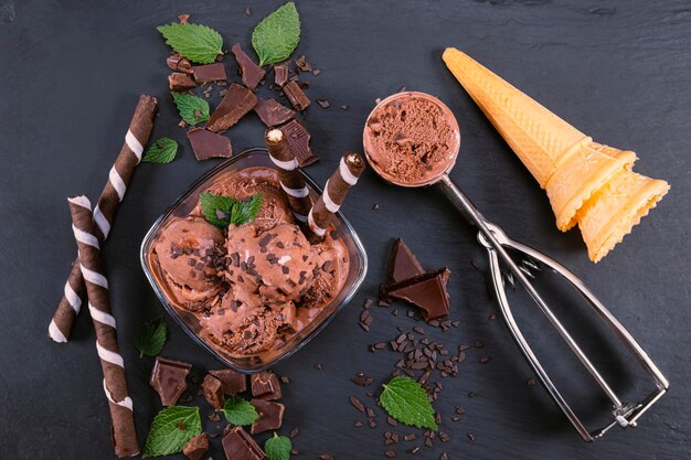 Foto gelato di cioccolato scuro su ardesia