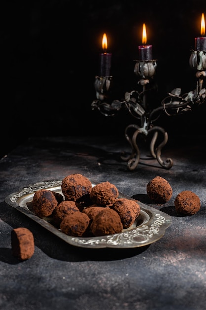 Foto tartufo di cioccolato fondente su fondo scuro