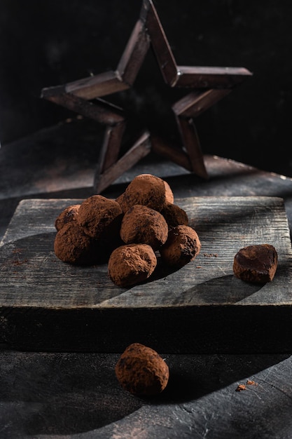 Tartufo di cioccolato fondente su fondo scuro