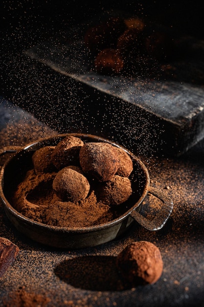 Tartufo di cioccolato fondente su fondo scuro