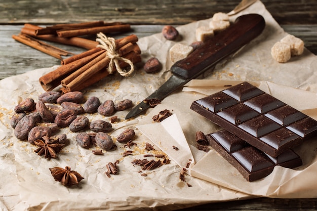 Cioccolato fondente con fave di cacao