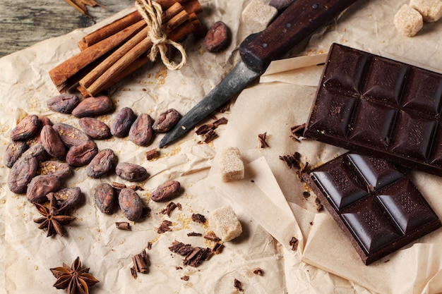 Photo dark chocolate with cocoa beans