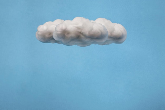 Foto nuvola scura fatta di cotone idrofilo su sfondo azzurro