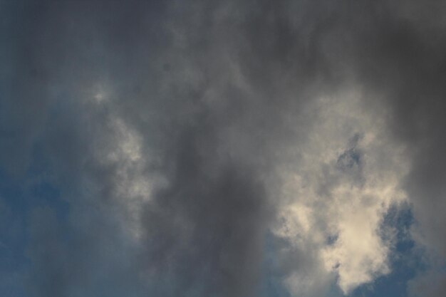 Photo a dark cloud in the sky is in the daytime