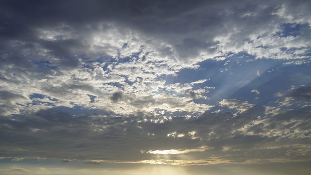 村の空の暗い雲