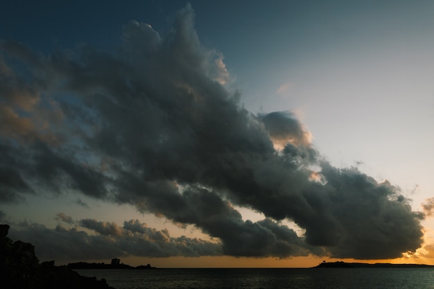 マムラ島近くのアルザ要塞近くの海上空に暗い雲が進んでいます。