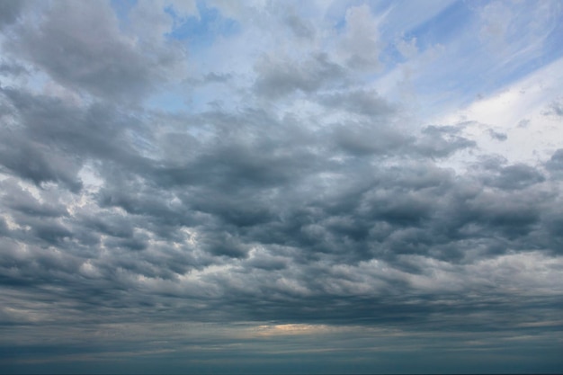 写真 雷雨の前に暗い雲雲の空