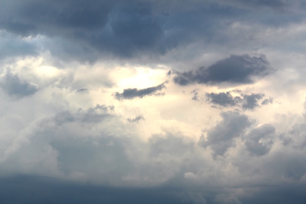 雨が空全体を覆う前の暗い雲小さな太陽光線が暗い雲を通過しようとします