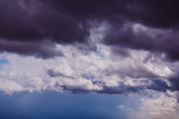 雷雨の前の暗い雲。雨の前の空