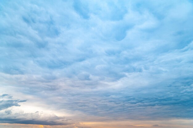 暗い雲夕焼けの夕方の曇り雨の暗い空デザインの自然な背景