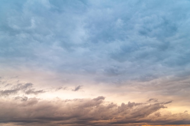 Photo dark clouds cloudy rainy gray sky in the evening at sunset natural background for design