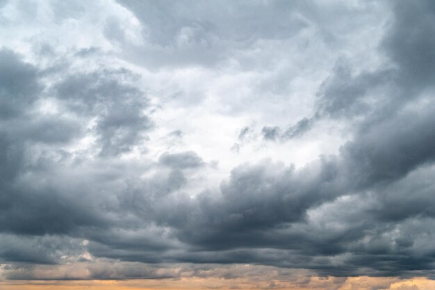 暗い雲夕焼けの夕方に重い雲がたくさんある空自然背景