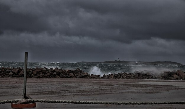 Photo dark clouds over the wild sea