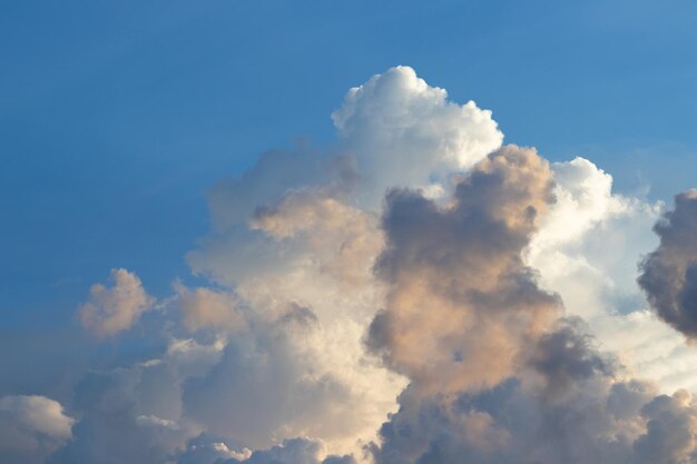 雨季の暗い雲の空の夕暮れ