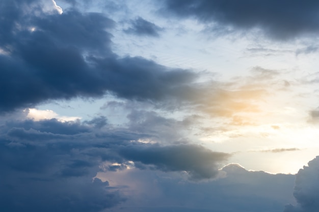 雨の季節に暗い曇った空の夕暮れ。