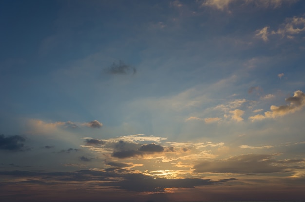 日没、cloudscape、暗いカラフルな曇り空