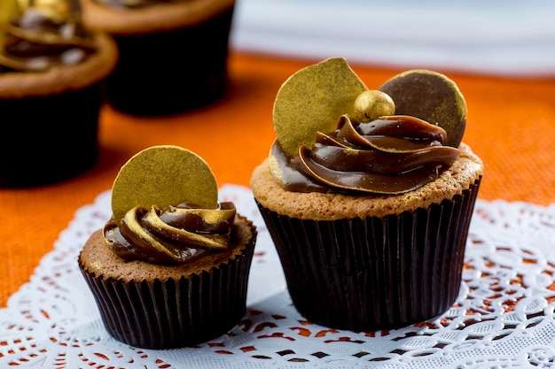 Dark cupcakes with dulce de leche and golden details