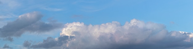 青い空の暗い巻き毛の雲、パノラマ