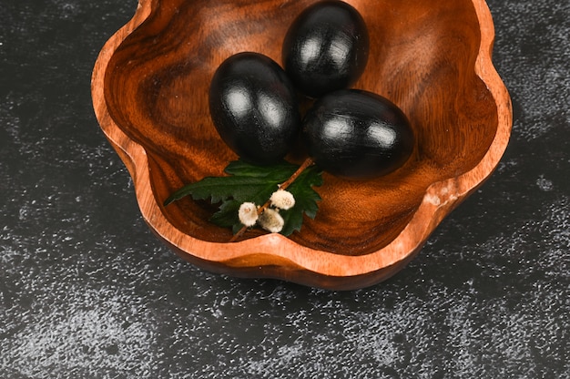 Фото Темные яйца. черная концепция пасхи. черные яйца. пасха для черных.