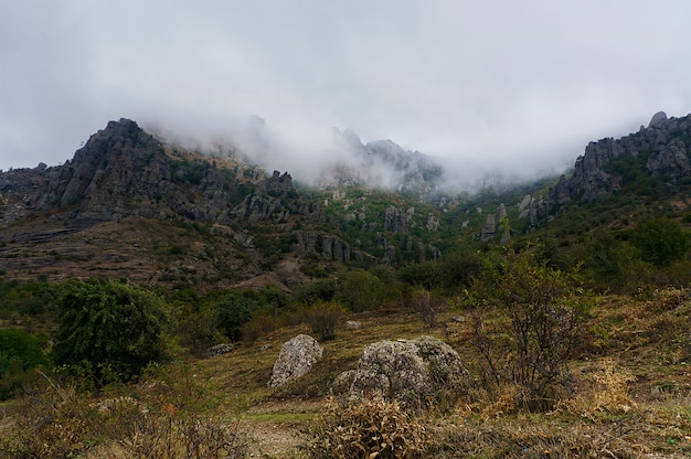 Темная призрачная долина Крыма, скалы и туман в осенний сезон