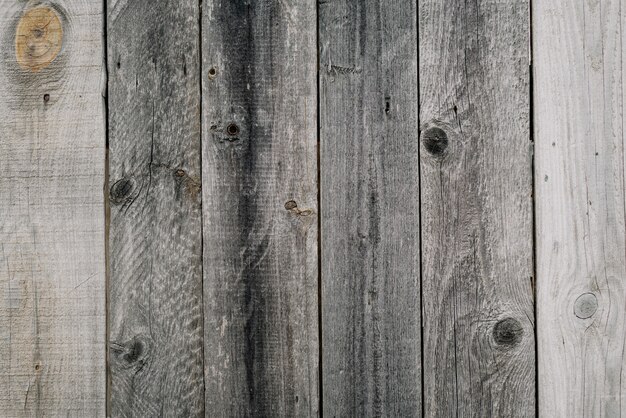 Sfondo in legno vintage vecchio grigio scuro con tavole verticali.