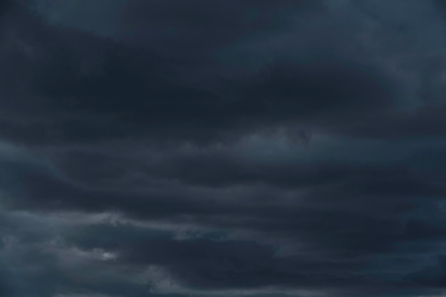 写真 暗い灰色の雷雲嵐夏の天気自然な背景