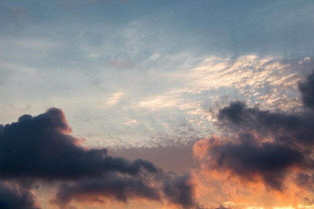 空に暗くて灰色の雲が形成される