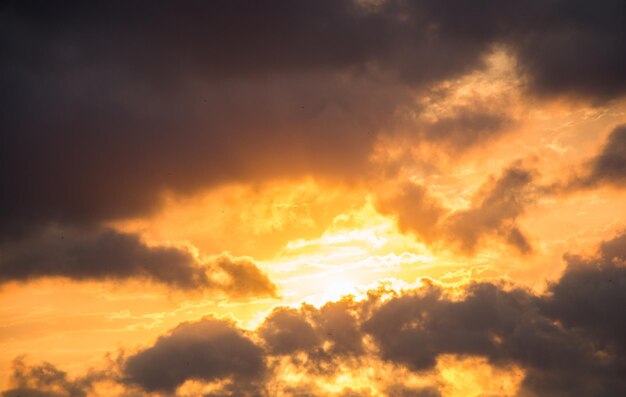 空に暗くて灰色の雲が形成される