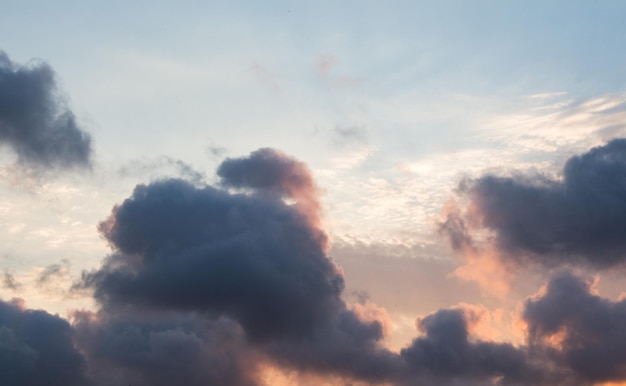 空で見つかった暗くて灰色の雲