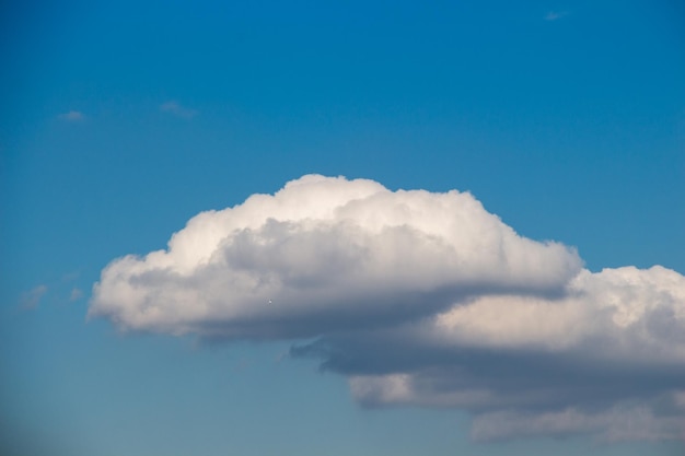 空で見つかった暗くて灰色の雲