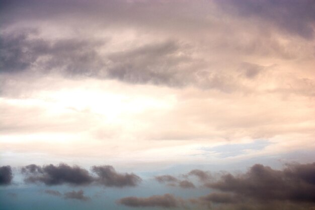 하늘에서 발견되는 어둡고 회색 구름