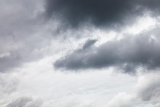 どんよりした空に暗い灰色の雨雲