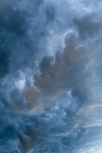 暗い灰色の嵐の雲