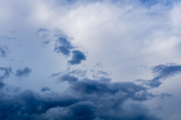 Nubi di tempesta grigio scuro