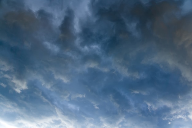 Nubi di tempesta grigio scuro