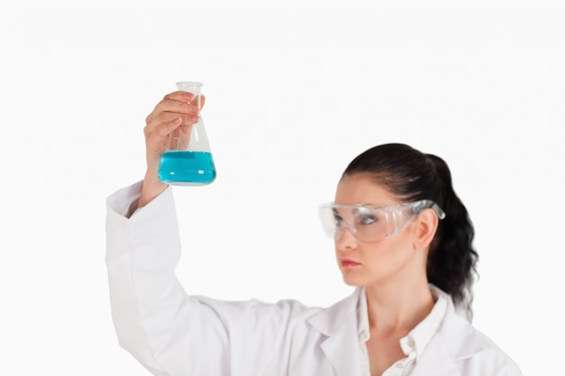 Photo dark-haired scientist conducting an experiment