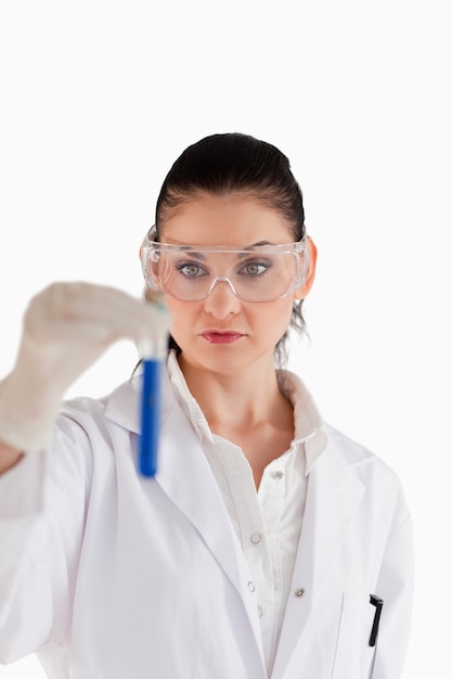 Photo dark-haired scientist conducting an experiment