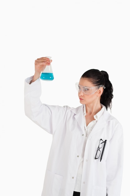 Photo dark-haired woman carrying out an experiment