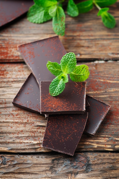 Photo dark healthy chocolate with green mint