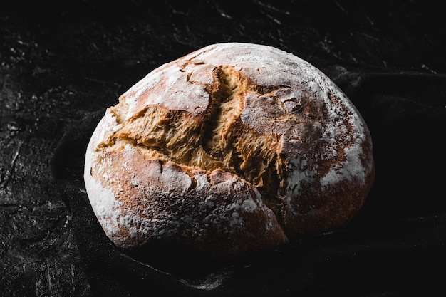 小麦粉をまぶした暗い自家製パン