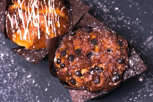 ダークキー。暗い背景に塗りつぶしたチョコレートケーキ。